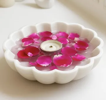Scalloped white marble urli