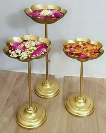 Gold pedestal urli stands